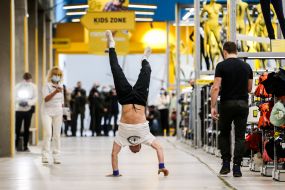 Fixing the record "Minimum time to overcome the distance of 60 meters on the hands"