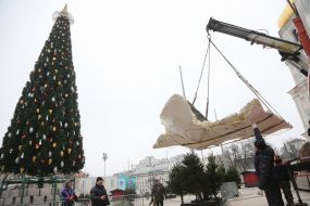 Installation of a Christmas tree on Sophia Square