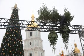 Installation of a Christmas tree on Sophia Square