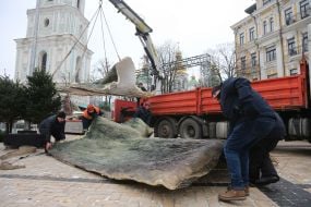 Installation of a Christmas tree on Sophia Square