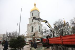 Installation of a Christmas tree on Sophia Square