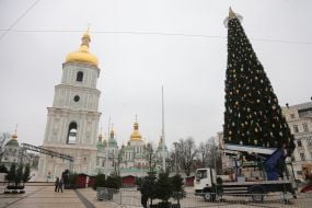Installation of a Christmas tree on Sophia Square