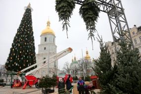 Installation of a Christmas tree on Sophia Square