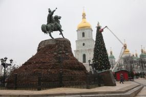 Installation of a Christmas tree on Sophia Square