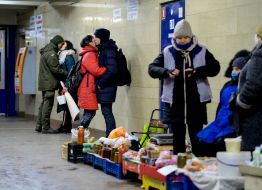 Молодь цілується біля місця стихійної торгівлі