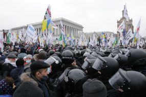 Clashes between participants of the "STOP lockdown!" and law enforcement officers on Independence Square