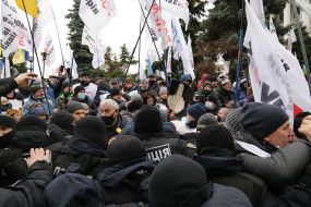 Clashes between participants of the "STOP lockdown!" and law enforcement officers on Independence Square