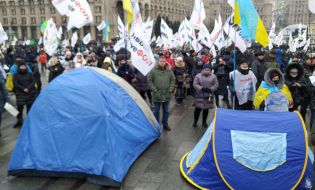 Participants of the action "STOP lockdown!" set up tents on Independence Square