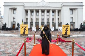 Церемонія нагородження тютюнових лобістів  антипремією «Золота коса» та «Золоте гальмо» біля Верховної Ради України