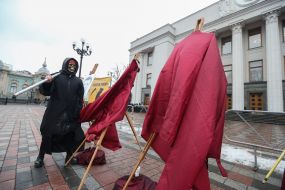 Церемонія нагородження тютюнових лобістів  антипремією «Золота коса» та «Золоте гальмо» біля Верховної Ради України
