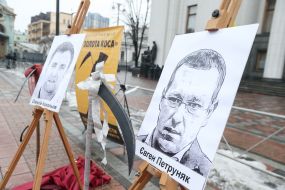 Церемонія нагородження тютюнових лобістів  антипремією «Золота коса» та «Золоте гальмо» біля Верховної Ради України