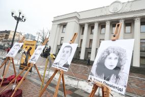 Церемонія нагородження тютюнових лобістів  антипремією «Золота коса» та «Золоте гальмо» біля Верховної Ради України