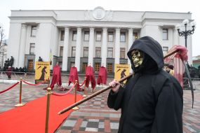 Церемонія нагородження тютюнових лобістів  антипремією «Золота коса» та «Золоте гальмо» біля Верховної Ради України