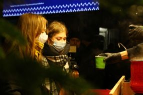 Дівчата в медичних масках