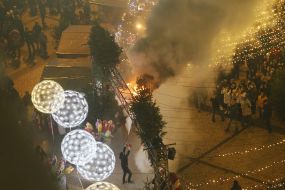 During the opening of the main Christmas tree in Kyiv, a garland caught fire