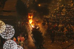 During the opening of the main Christmas tree in Kyiv, a garland caught fire