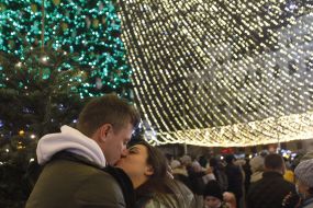 Молода пара цілується