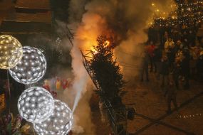 During the opening of the main Christmas tree in Kyiv, a garland caught fire