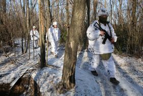 Ukrainian Marines take up positions near occupied Horlivka