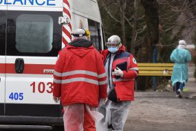 Машина швидкої допомоги та лікарі на території  Запорізької обласної інфекційної лікарні