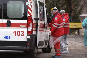 Машина швидкої допомоги та лікарі на території  Запорізької обласної інфекційної лікарні