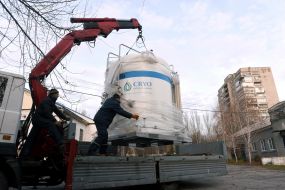 Кріоємність для кисневої станції вивантажують на території  Запорізької обласної інфекційної лікарні
