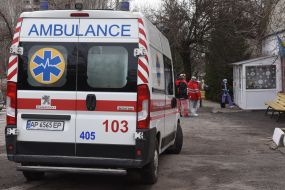 Машина швидкої допомоги та лікарі на території  Запорізької обласної інфекційної лікарні