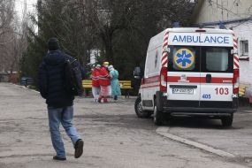 Машина швидкої допомоги та лікарі на території  Запорізької обласної інфекційної лікарні