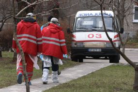 Машина швидкої допомоги та лікарі на території  Запорізької обласної інфекційної лікарні