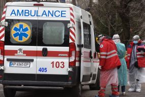 Машина швидкої допомоги та лікарі на території  Запорізької обласної інфекційної лікарні