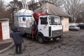 Кріоємність для кисневої станції завозять на територію  Запорізької обласної інфекційної лікарні