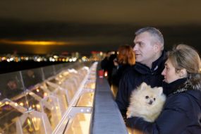 Люди дивляться на заграву на пішохідно-велосипедному мосту