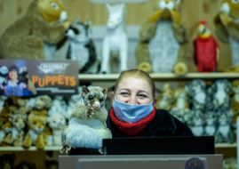 Продавец в респираторной маске