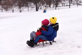 Children are sledding