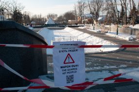 Плакат "Осторожно! Охранники бьют людей"