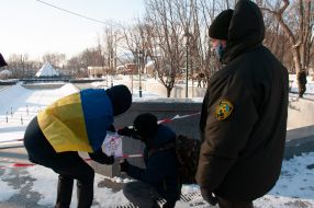 Охранник фирмы "Антирейдер" со студентами
