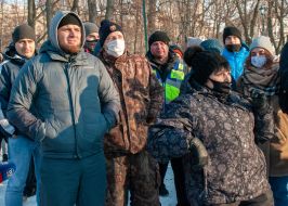 Сотрудники охранной фирмы "Антирейдер" и их сторонники