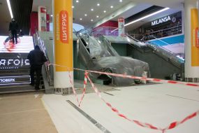Enclosing signal tape in the shopping and entertainment center