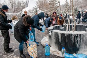 People in line to the source