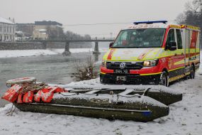 Rubber boat and car of the SES brigade on the river bank
