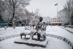 Monument to Leonid Utesov under the snow