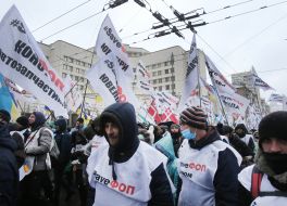 Participants of the SaveFOP movement demonstration