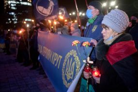 Участники шествия ко Дню памяти героев Крут