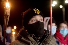 Участник шествия ко Дню памяти героев Крут