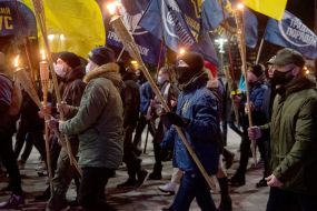 Участники шествия ко Дню памяти героев Крут