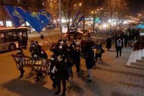 Участники шествия ко Дню памяти героев Крут