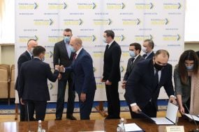 Participants signing the memorandum
