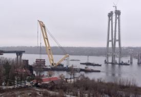 Floating crane LK-800 "Zakhariy" began to work on the construction of the bridge