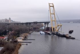 Floating crane LK-800 "Zakhariy" began to work on the construction of the bridge