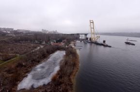 Floating crane LK-800 "Zakhariy" began to work on the construction of the bridge